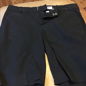 Old navy black Bermuda shorts size 6